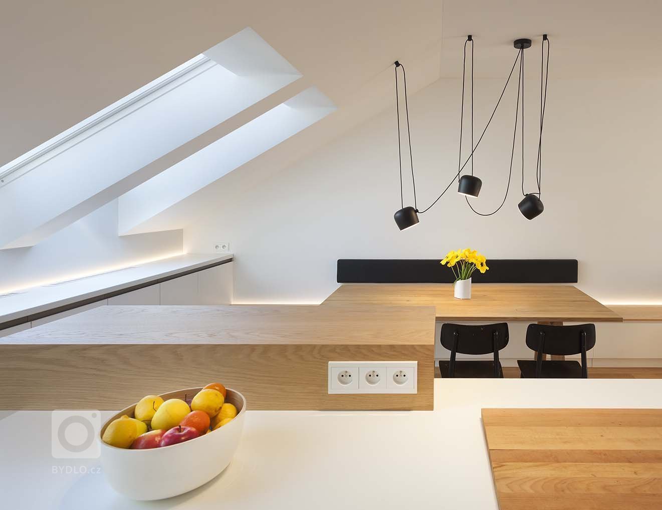 Návrh interieru půdní vestavby započal krátce před začátkem realizace vlastní stavby. Dispozice prošla drobnými úpravami. Základním konceptem bylo propojení…