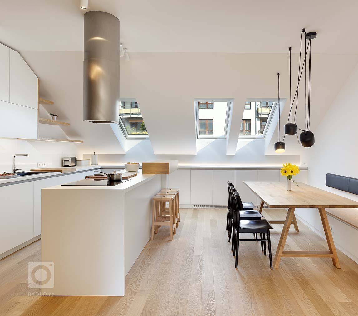 Návrh interieru půdní vestavby započal krátce před začátkem realizace vlastní stavby. Dispozice prošla drobnými úpravami. Základním konceptem bylo propojení…