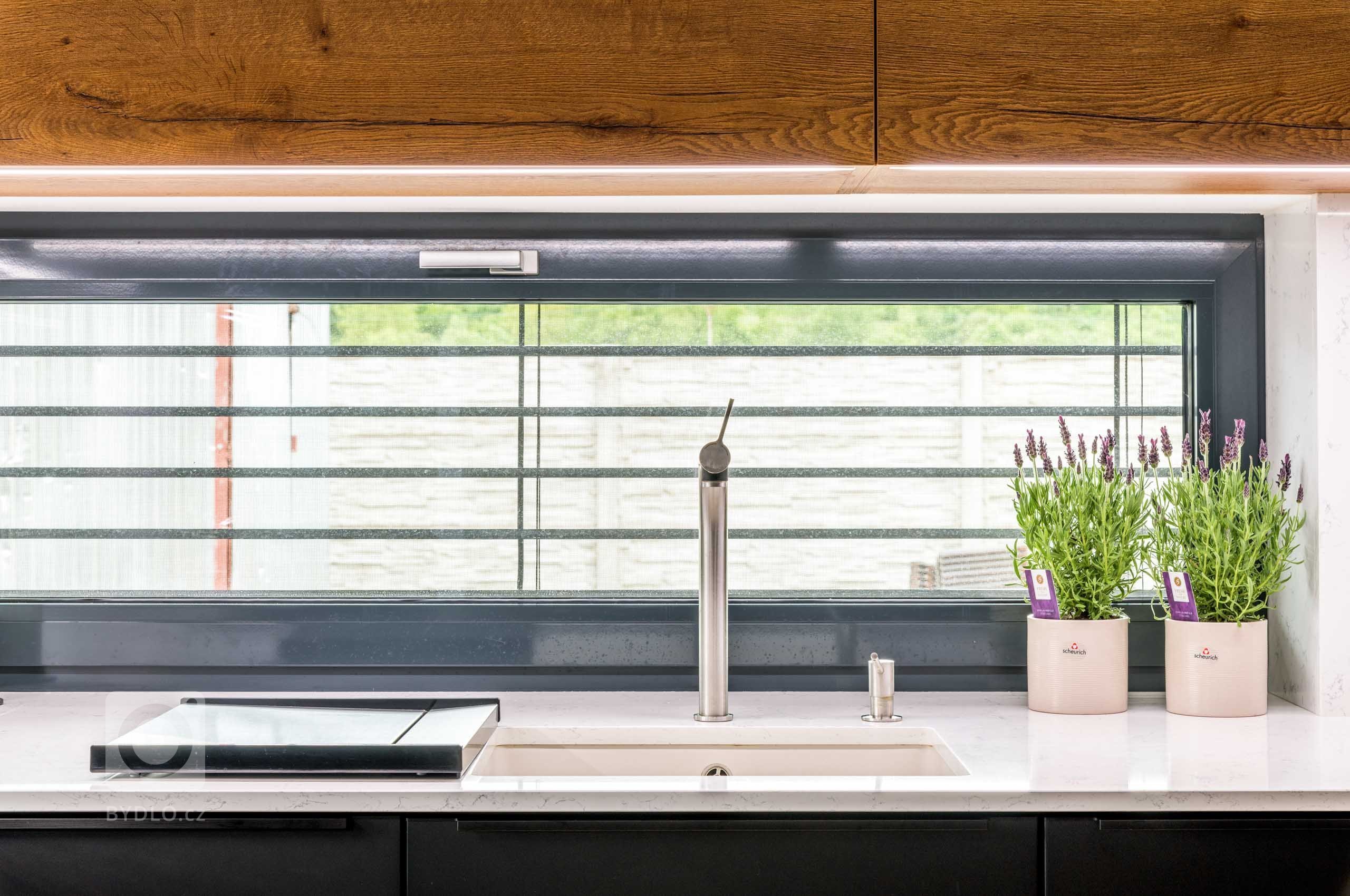 Mladá rodina, která se nemusí omezovat prostorem, si na první dojem zamilovala tuhle barevnou kombinaci. Skříňky jsou zvoleny z exkluzivního materiálu LAK…