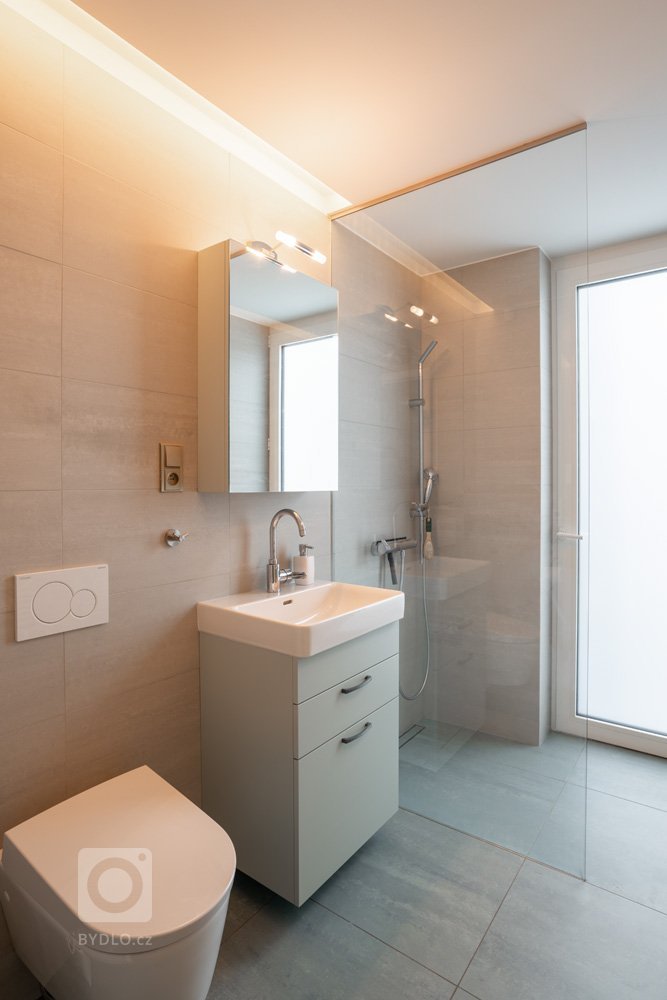 Autor:&nbsp;
SNOVÁ TOVÁRNA
Realizace:&nbsp;
2015
Užitná plocha:&nbsp;
164,8&nbsp;m2

Novostavba rodinného domu je výrazně ovlivněna menším pozemkem, orientací…