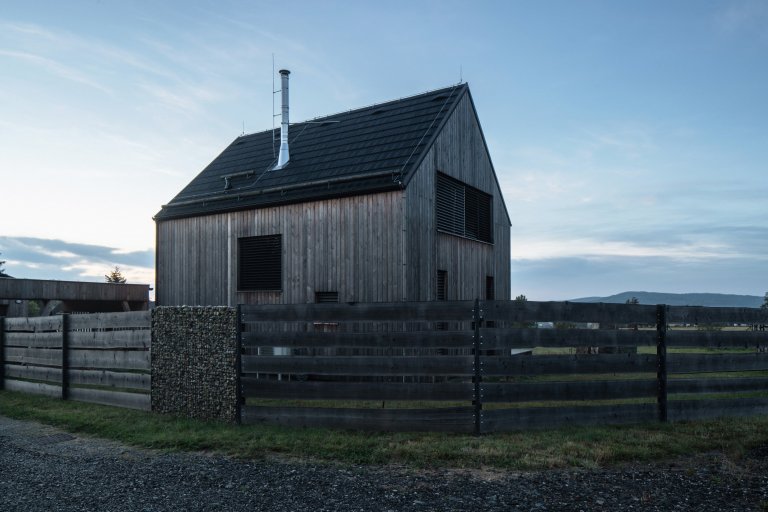 Autor: Ing. arch. Jakub Loučka&nbsp;

Užitná plocha: 101 m2

Zastavěná plocha: 68 m2&nbsp;

Celková dodaná energie: B&nbsp;

Zdánlivě vyčerpané téma malého…