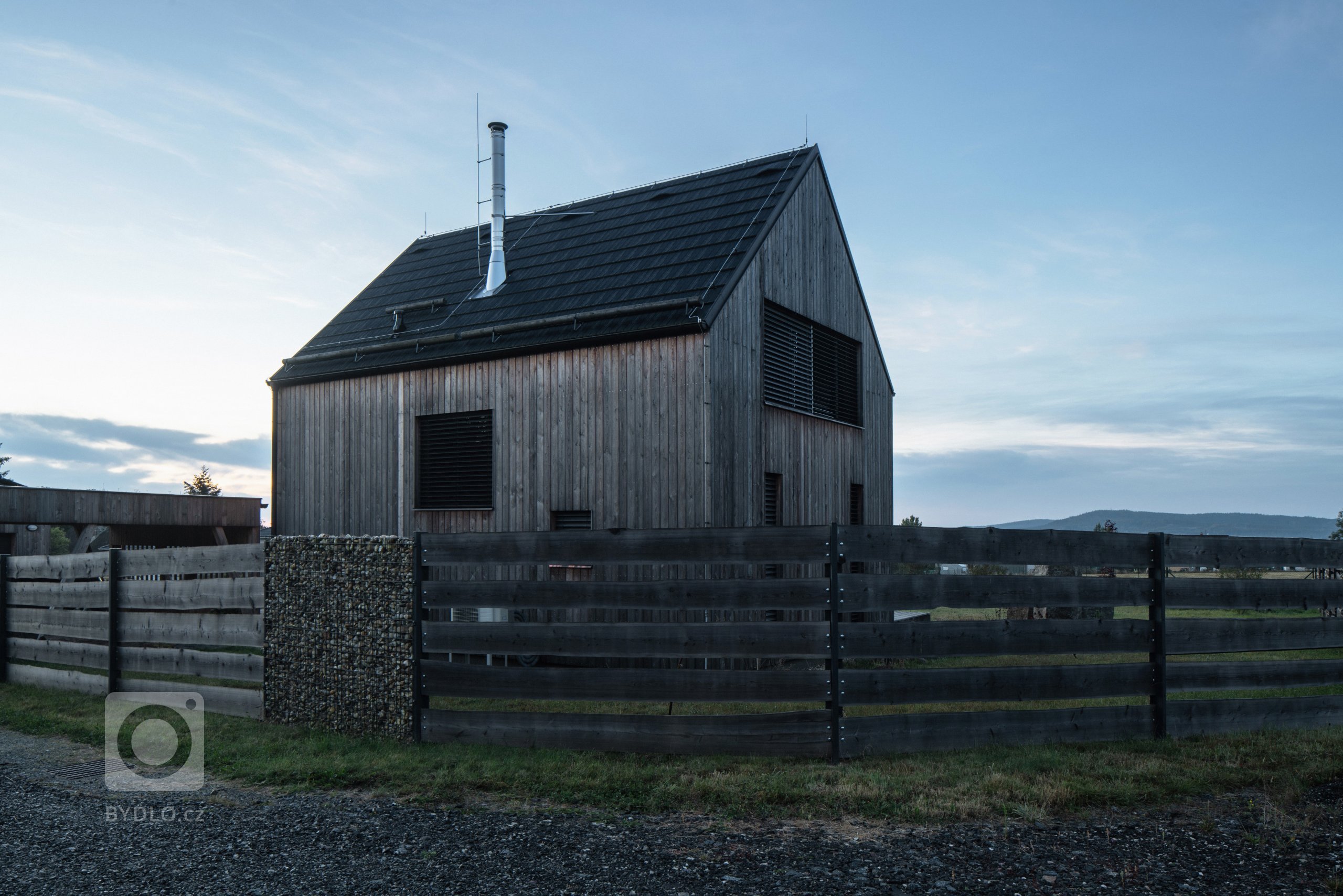 Autor: Ing. arch. Jakub Loučka&nbsp;

Užitná plocha: 101 m2

Zastavěná plocha: 68 m2&nbsp;

Celková dodaná energie: B&nbsp;

Zdánlivě vyčerpané téma malého…