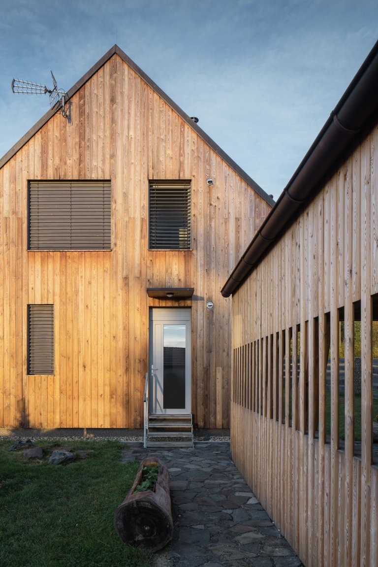 Autor: Ing. arch. Jakub Loučka&nbsp;

Užitná plocha: 101 m2

Zastavěná plocha: 68 m2&nbsp;

Celková dodaná energie: B&nbsp;

Zdánlivě vyčerpané téma malého…