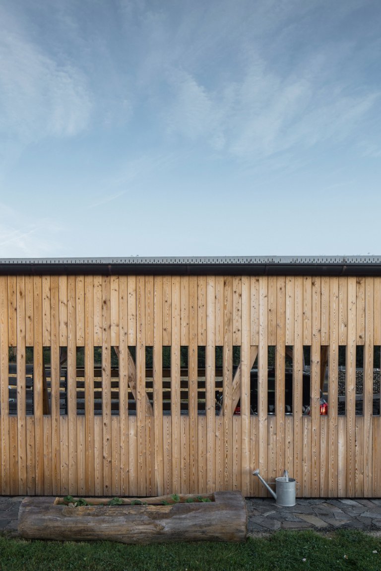 Autor: Ing. arch. Jakub Loučka&nbsp;

Užitná plocha: 101 m2

Zastavěná plocha: 68 m2&nbsp;

Celková dodaná energie: B&nbsp;

Zdánlivě vyčerpané téma malého…