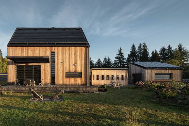 Autor: Ing. arch. Jakub Loučka&nbsp;

Užitná plocha: 101 m2

Zastavěná plocha: 68 m2&nbsp;

Celková dodaná energie: B&nbsp;

Zdánlivě vyčerpané téma malého…