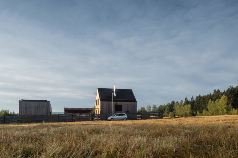 Autor: Ing. arch. Jakub Loučka&nbsp;

Užitná plocha: 101 m2

Zastavěná plocha: 68 m2&nbsp;

Celková dodaná energie: B&nbsp;

Zdánlivě vyčerpané téma malého…