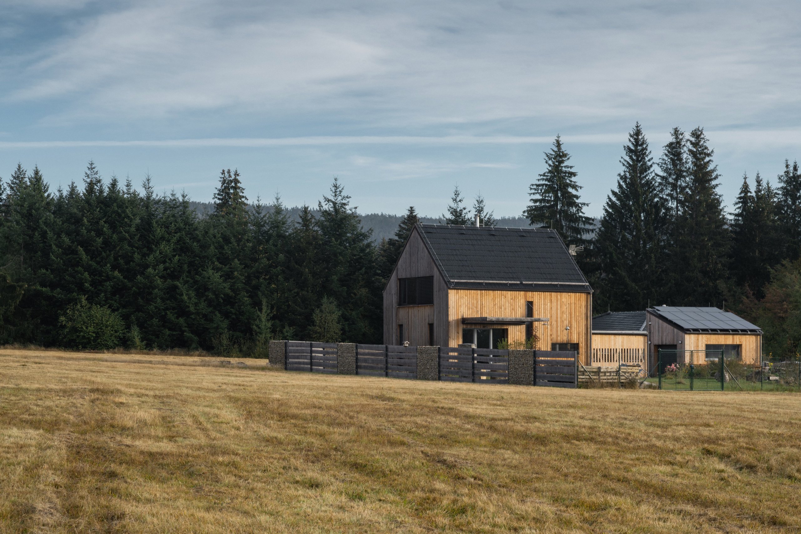 Autor: Ing. arch. Jakub Loučka&nbsp;

Užitná plocha: 101 m2

Zastavěná plocha: 68 m2&nbsp;

Celková dodaná energie: B&nbsp;

Zdánlivě vyčerpané téma malého…