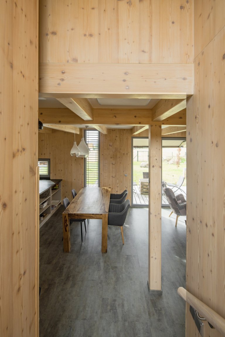 Autor: Ing. arch. Jakub Loučka&nbsp;

Užitná plocha: 101 m2

Zastavěná plocha: 68 m2&nbsp;

Celková dodaná energie: B&nbsp;

Zdánlivě vyčerpané téma malého…