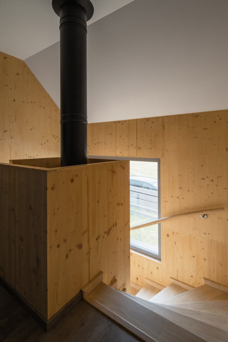 Autor: Ing. arch. Jakub Loučka&nbsp;

Užitná plocha: 101 m2

Zastavěná plocha: 68 m2&nbsp;

Celková dodaná energie: B&nbsp;

Zdánlivě vyčerpané téma malého…