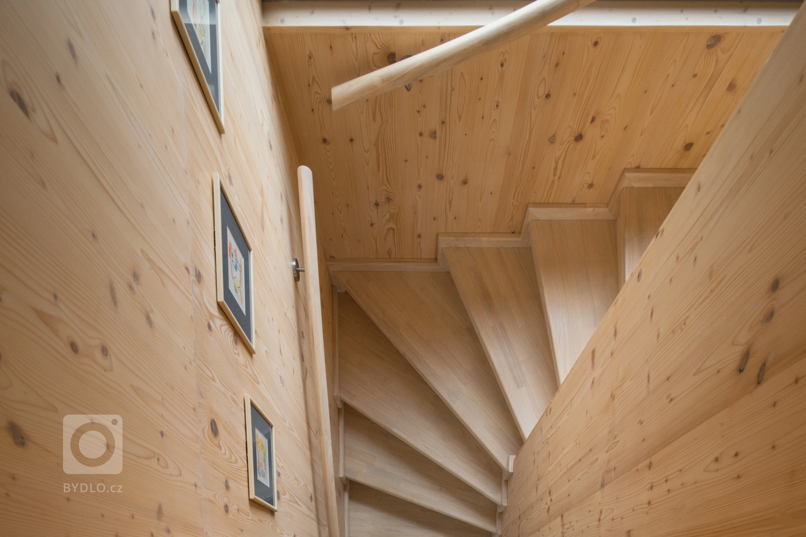 Autor: Ing. arch. Jakub Loučka&nbsp;

Užitná plocha: 101 m2

Zastavěná plocha: 68 m2&nbsp;

Celková dodaná energie: B&nbsp;

Zdánlivě vyčerpané téma malého…