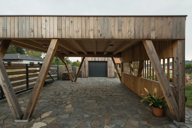 Autor: Ing. arch. Jakub Loučka&nbsp;

Užitná plocha: 101 m2

Zastavěná plocha: 68 m2&nbsp;

Celková dodaná energie: B&nbsp;

Zdánlivě vyčerpané téma malého…