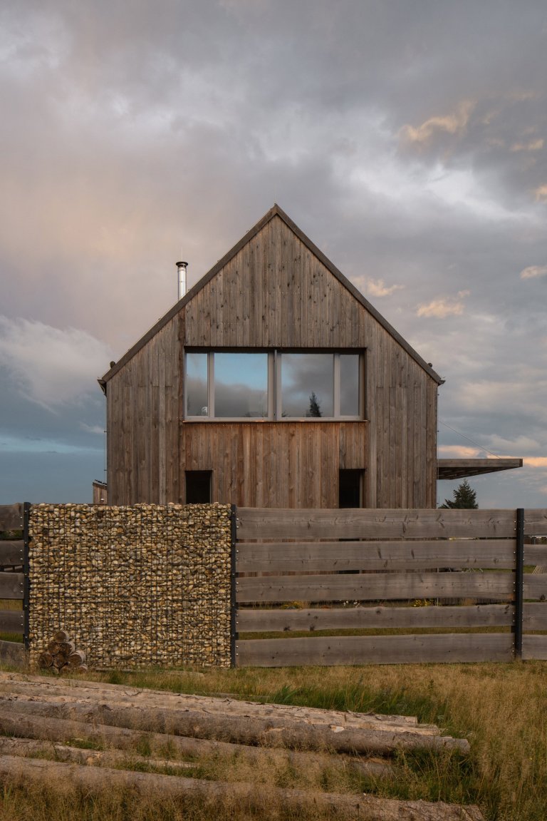 Autor: Ing. arch. Jakub Loučka&nbsp;

Užitná plocha: 101 m2

Zastavěná plocha: 68 m2&nbsp;

Celková dodaná energie: B&nbsp;

Zdánlivě vyčerpané téma malého…
