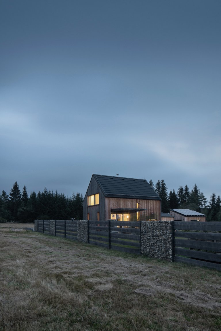 Autor: Ing. arch. Jakub Loučka&nbsp;

Užitná plocha: 101 m2

Zastavěná plocha: 68 m2&nbsp;

Celková dodaná energie: B&nbsp;

Zdánlivě vyčerpané téma malého…