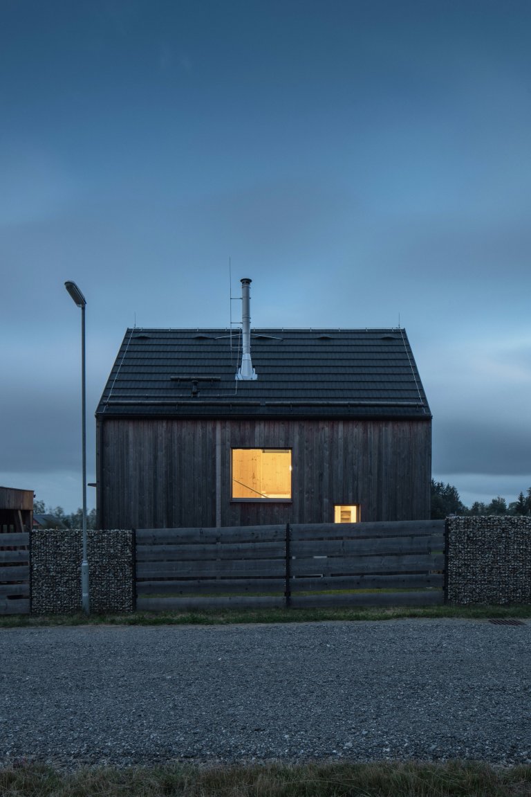 Autor: Ing. arch. Jakub Loučka&nbsp;

Užitná plocha: 101 m2

Zastavěná plocha: 68 m2&nbsp;

Celková dodaná energie: B&nbsp;

Zdánlivě vyčerpané téma malého…