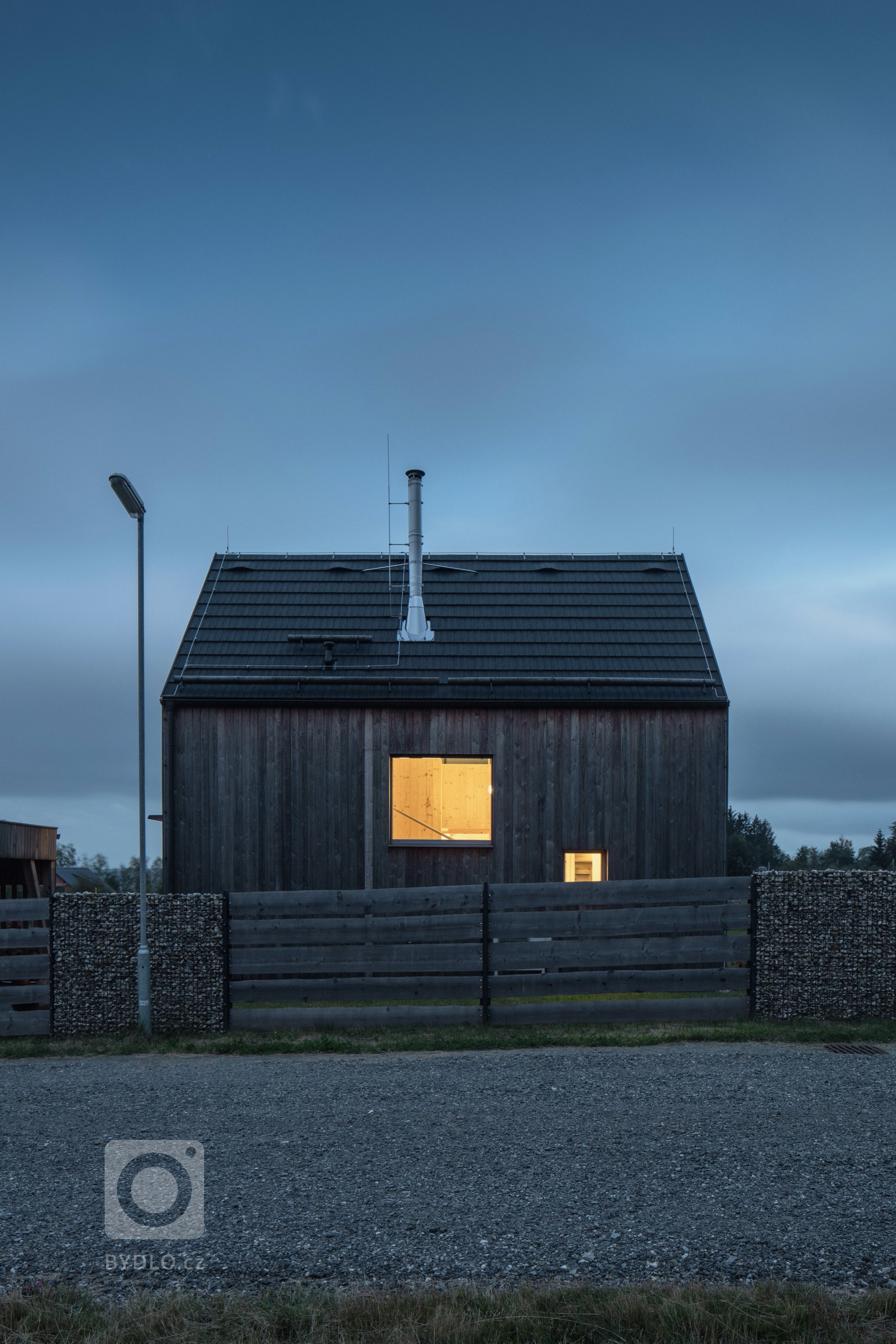 Autor: Ing. arch. Jakub Loučka&nbsp;

Užitná plocha: 101 m2

Zastavěná plocha: 68 m2&nbsp;

Celková dodaná energie: B&nbsp;

Zdánlivě vyčerpané téma malého…