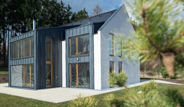 Dům je postaven na louce v&nbsp;blízkosti lesa. Návrh domu reaguje na okolní krajinu. Objekt je umístěn při severozápadní hranici pozemku a otevřen směrem k…