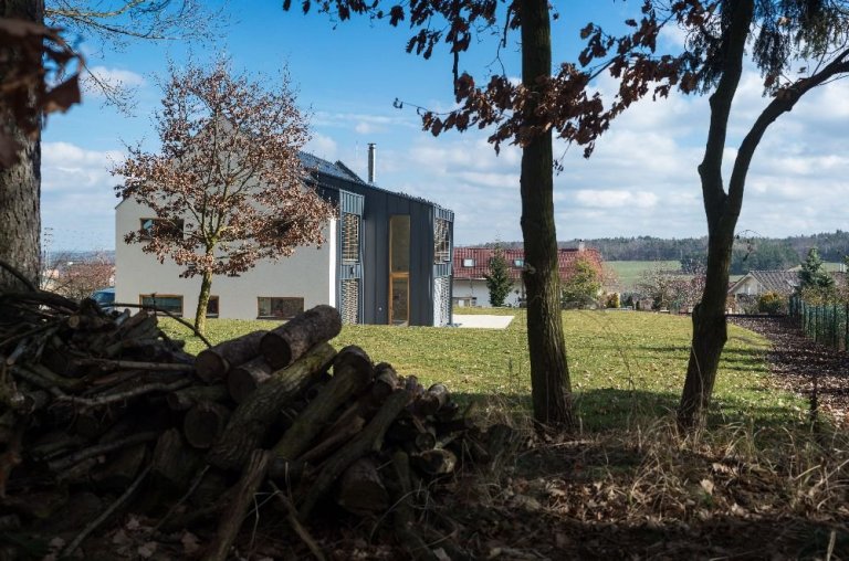 Dům je postaven na louce v&nbsp;blízkosti lesa. Návrh domu reaguje na okolní krajinu. Objekt je umístěn při severozápadní hranici pozemku a otevřen směrem k…