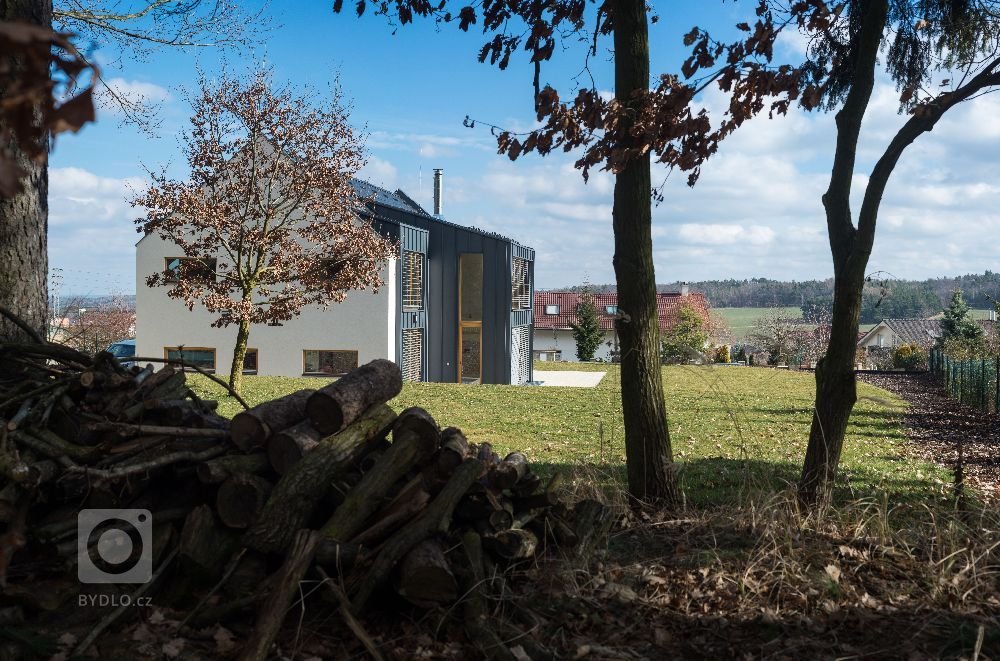 Dům je postaven na louce v&nbsp;blízkosti lesa. Návrh domu reaguje na okolní krajinu. Objekt je umístěn při severozápadní hranici pozemku a otevřen směrem k…