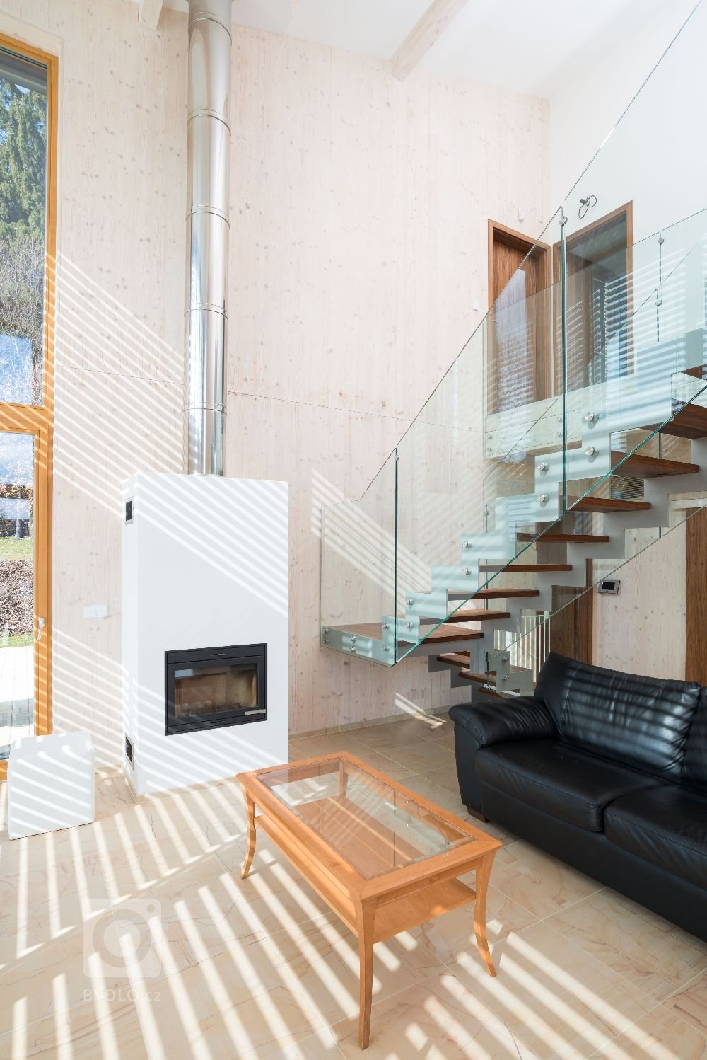 Dům je postaven na louce v&nbsp;blízkosti lesa. Návrh domu reaguje na okolní krajinu. Objekt je umístěn při severozápadní hranici pozemku a otevřen směrem k…