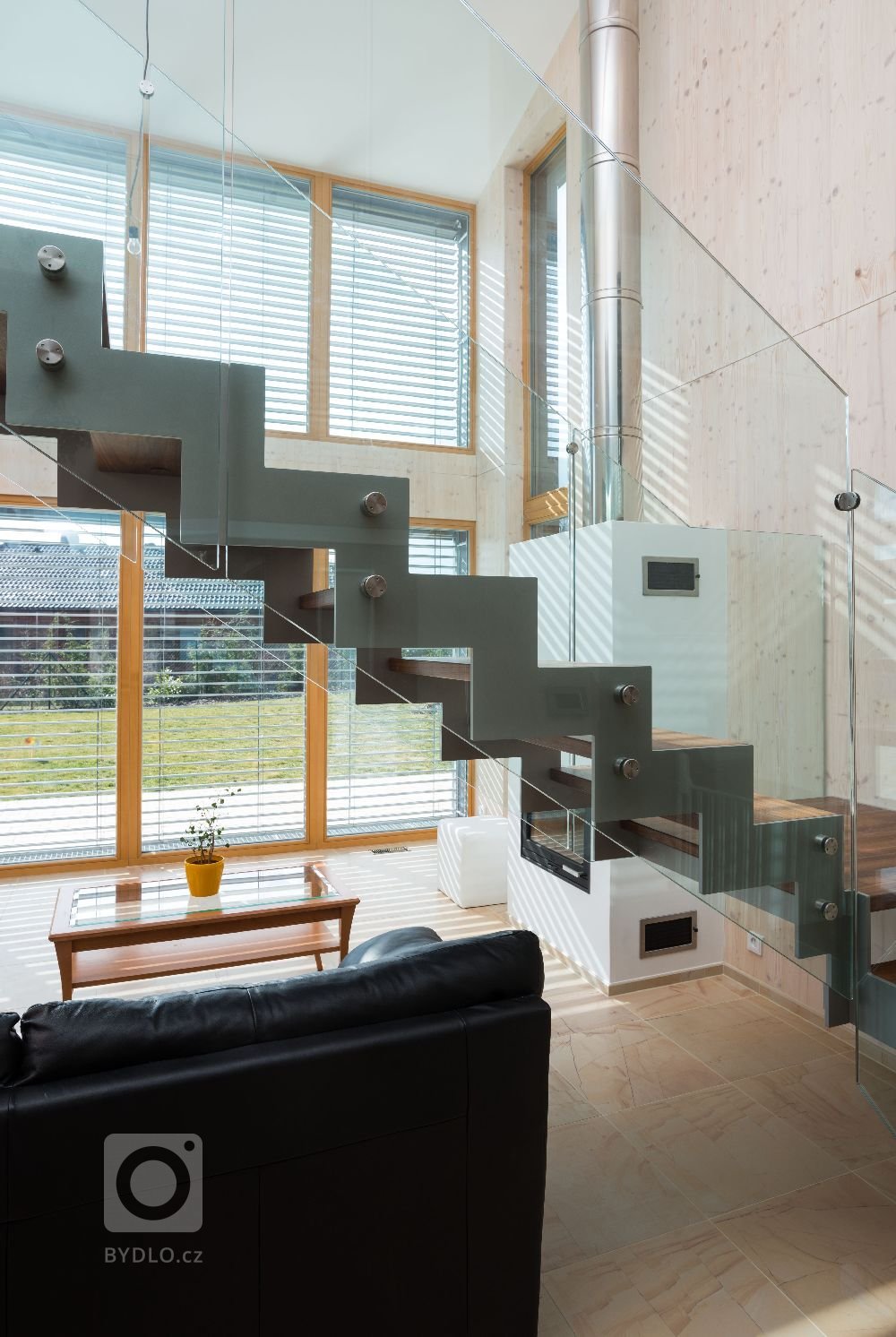 Dům je postaven na louce v&nbsp;blízkosti lesa. Návrh domu reaguje na okolní krajinu. Objekt je umístěn při severozápadní hranici pozemku a otevřen směrem k…