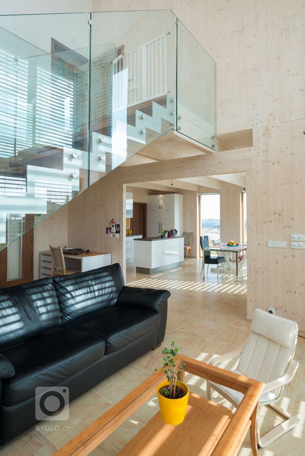 Dům je postaven na louce v&nbsp;blízkosti lesa. Návrh domu reaguje na okolní krajinu. Objekt je umístěn při severozápadní hranici pozemku a otevřen směrem k…