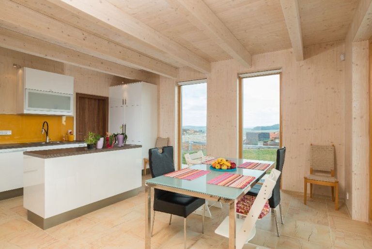 Dům je postaven na louce v&nbsp;blízkosti lesa. Návrh domu reaguje na okolní krajinu. Objekt je umístěn při severozápadní hranici pozemku a otevřen směrem k…