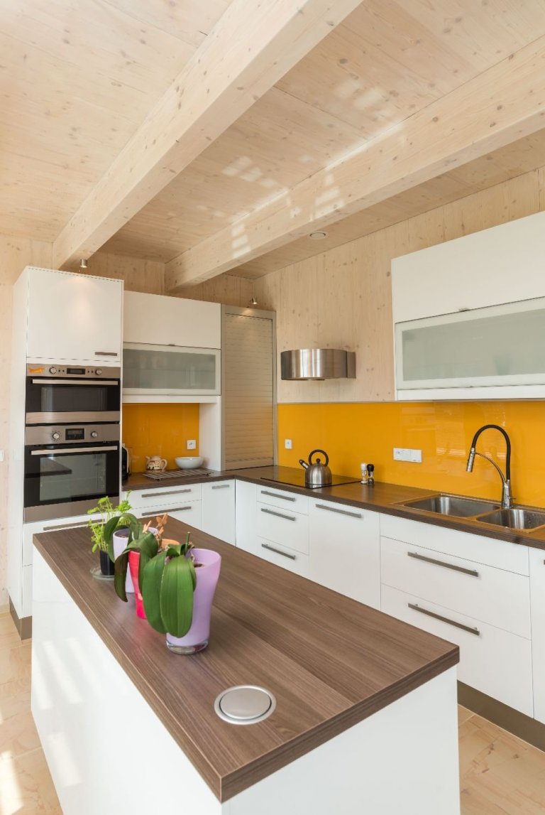 Dům je postaven na louce v&nbsp;blízkosti lesa. Návrh domu reaguje na okolní krajinu. Objekt je umístěn při severozápadní hranici pozemku a otevřen směrem k…