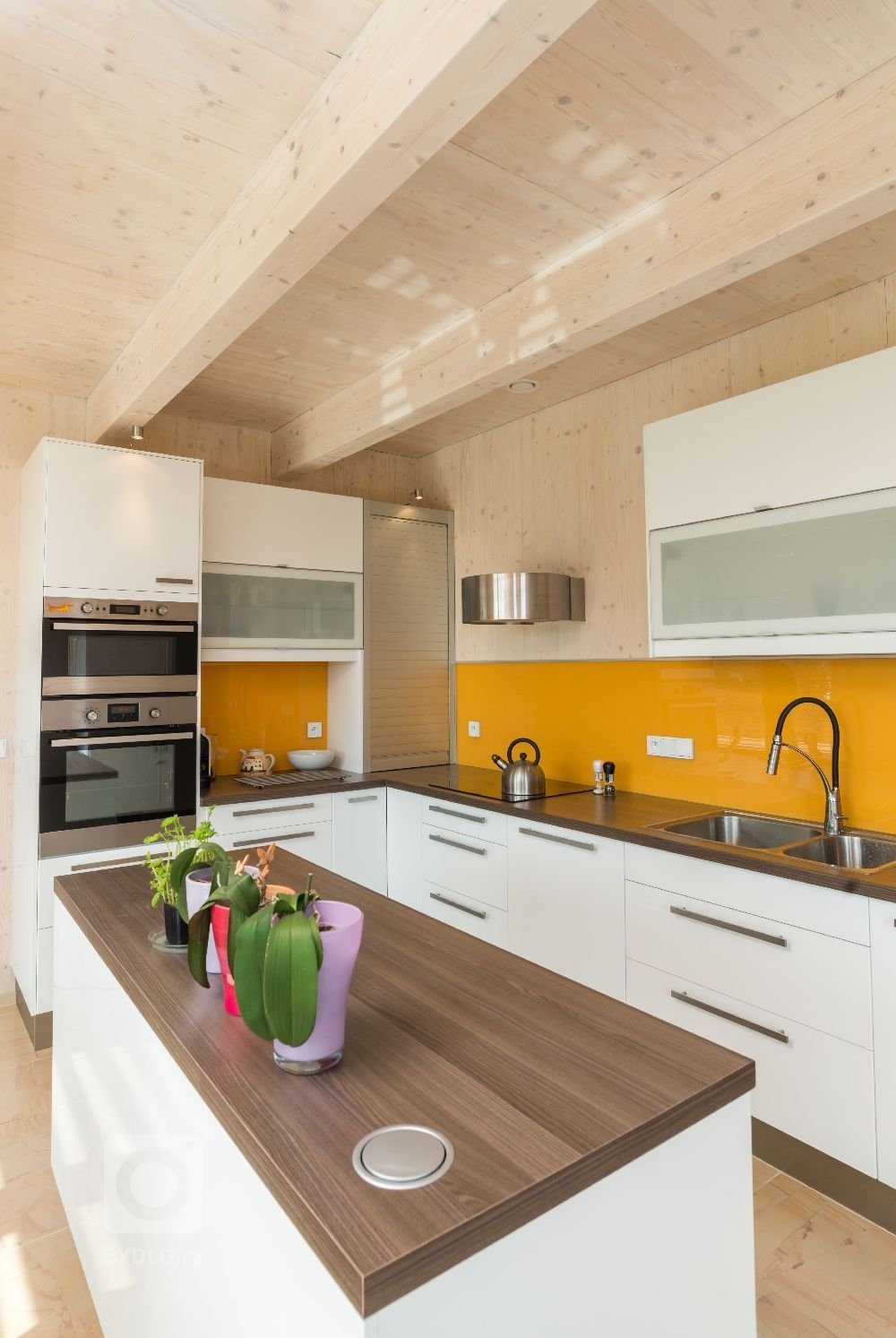 Dům je postaven na louce v&nbsp;blízkosti lesa. Návrh domu reaguje na okolní krajinu. Objekt je umístěn při severozápadní hranici pozemku a otevřen směrem k…