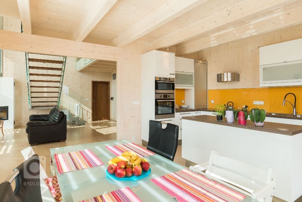 Dům je postaven na louce v&nbsp;blízkosti lesa. Návrh domu reaguje na okolní krajinu. Objekt je umístěn při severozápadní hranici pozemku a otevřen směrem k…