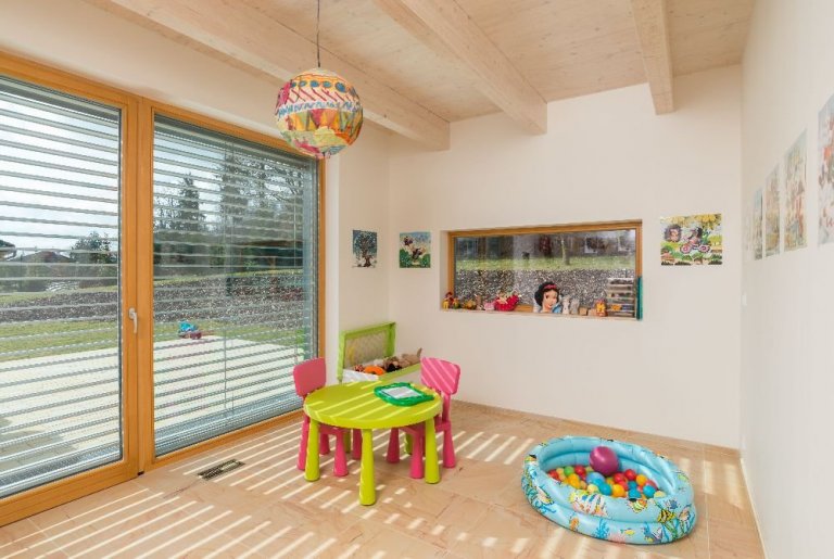 Dům je postaven na louce v&nbsp;blízkosti lesa. Návrh domu reaguje na okolní krajinu. Objekt je umístěn při severozápadní hranici pozemku a otevřen směrem k…