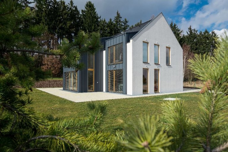 Dům je postaven na louce v&nbsp;blízkosti lesa. Návrh domu reaguje na okolní krajinu. Objekt je umístěn při severozápadní hranici pozemku a otevřen směrem k…