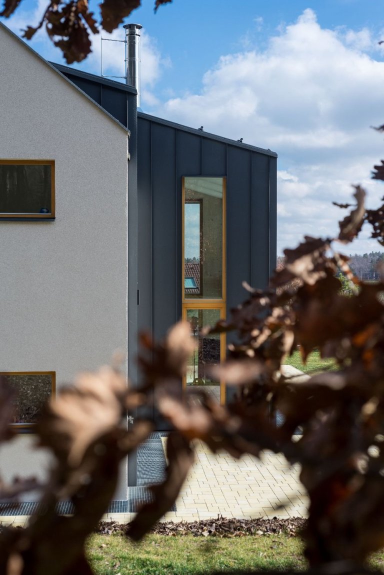 Dům je postaven na louce v&nbsp;blízkosti lesa. Návrh domu reaguje na okolní krajinu. Objekt je umístěn při severozápadní hranici pozemku a otevřen směrem k…