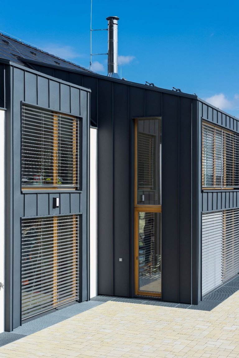 Dům je postaven na louce v&nbsp;blízkosti lesa. Návrh domu reaguje na okolní krajinu. Objekt je umístěn při severozápadní hranici pozemku a otevřen směrem k…