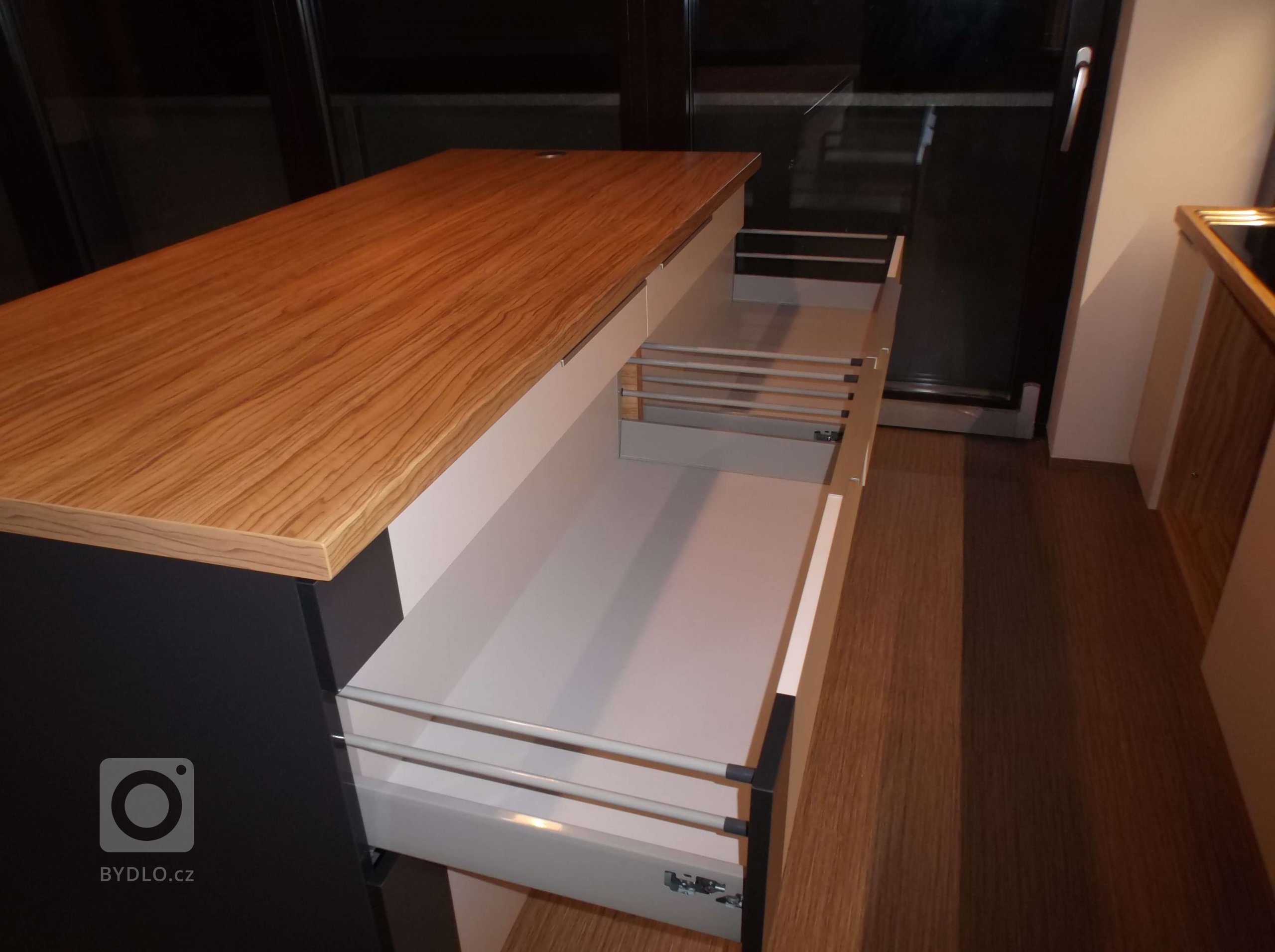 Prostorový pult a detail jeho vybavení.