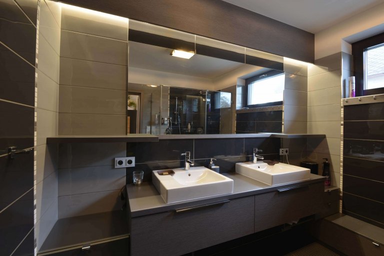 Detail sestavy. Koupelnový nábytek na míru. 