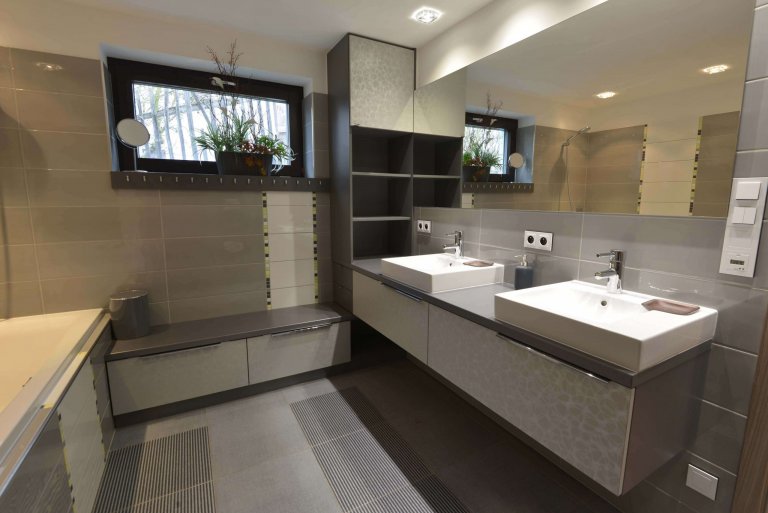 Koupelnový nábytek na zakázku se dvěma umyvadly a velkoplošným zrcadlem které prostor zvětšuje.
