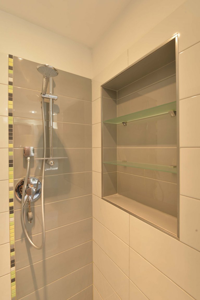 Regálek ve sprchovém koutě. 