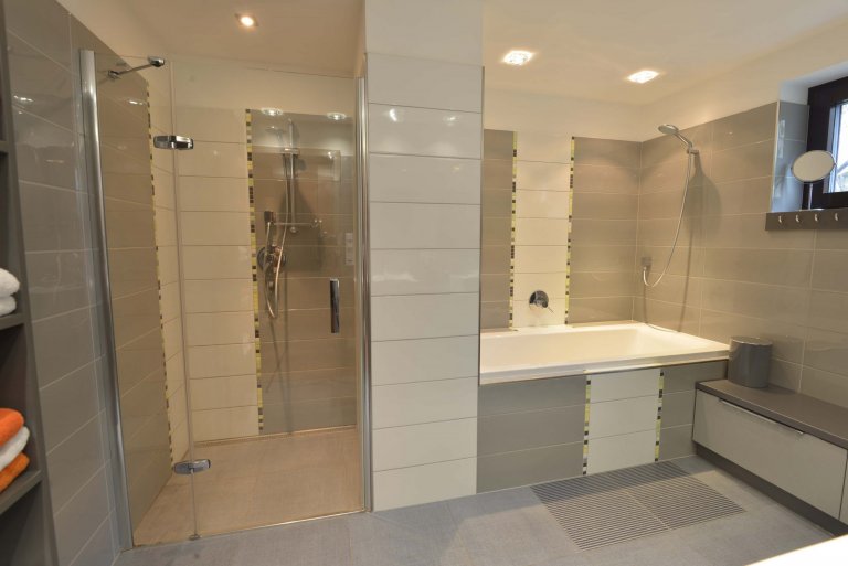 Druhá koupelna je pro děti.  Děti mají sprchový kout v boxu i vanu. Tyto jsou odděleny mezistěnou, která má z obou stran zabudovaný regálek na kosmetiku a drogerii. 