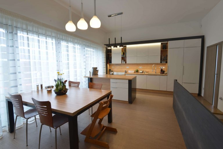 Pohled od jídelny na kuchyň s ostrůvkem. 