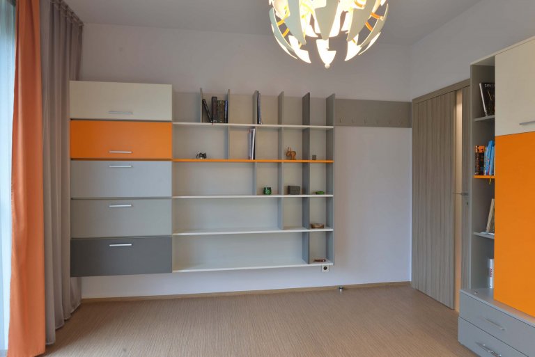 Nábytková sestava na učení a knihy. Použity 3 odstíny šedé. 