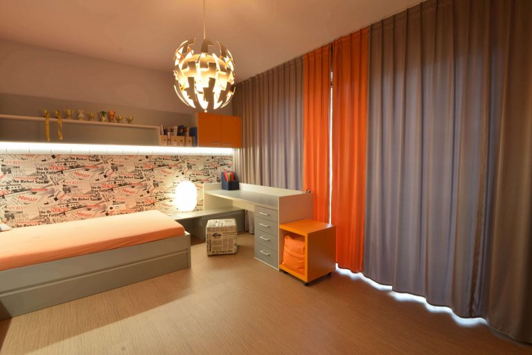 V místnosti jsou pavučinkové stříbrné záclony, které ráda používám, protože je výrobce dodává v 32 barvách a tak se krásně dotvoří interiér. Kromě záclon je na okně i dvoubarevný závěs, jedná se o jižní stranu a clonění je nezbytné. 