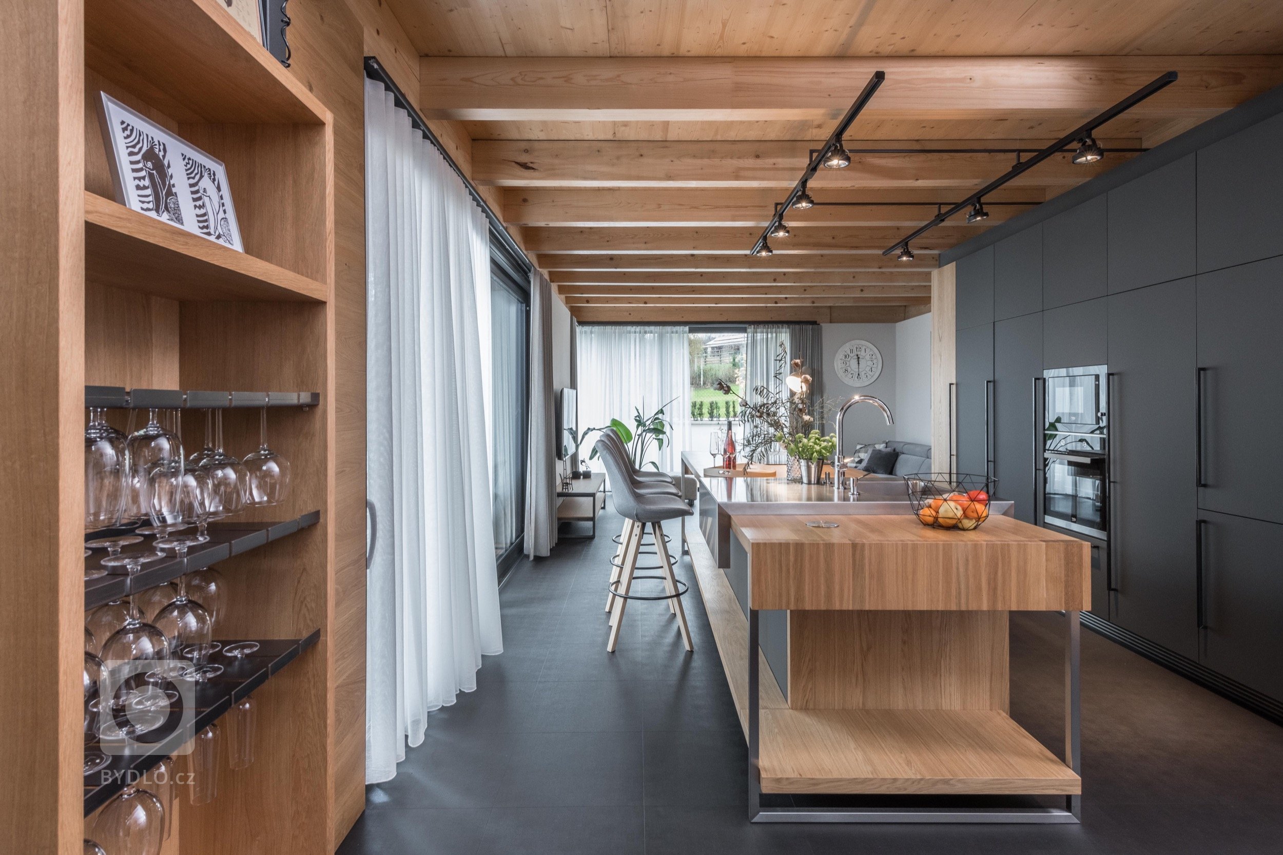 Prarodiče věnovali svůj dům, starý přes 100 let, vnučce. Nadále využívají 2/3 přízemí a polovinu půdy. Druhá polovina půdy a 1/3 domku byla prázdná a…