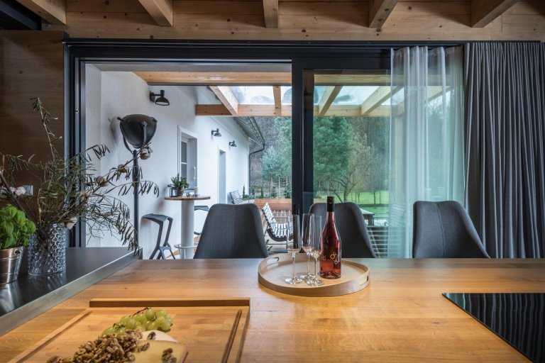 Prarodiče věnovali svůj dům, starý přes 100 let, vnučce. Nadále využívají 2/3 přízemí a polovinu půdy. Druhá polovina půdy a 1/3 domku byla prázdná a…