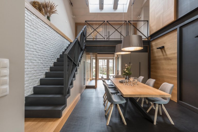 Prarodiče věnovali svůj dům, starý přes 100 let, vnučce. Nadále využívají 2/3 přízemí a polovinu půdy. Druhá polovina půdy a 1/3 domku byla prázdná a…