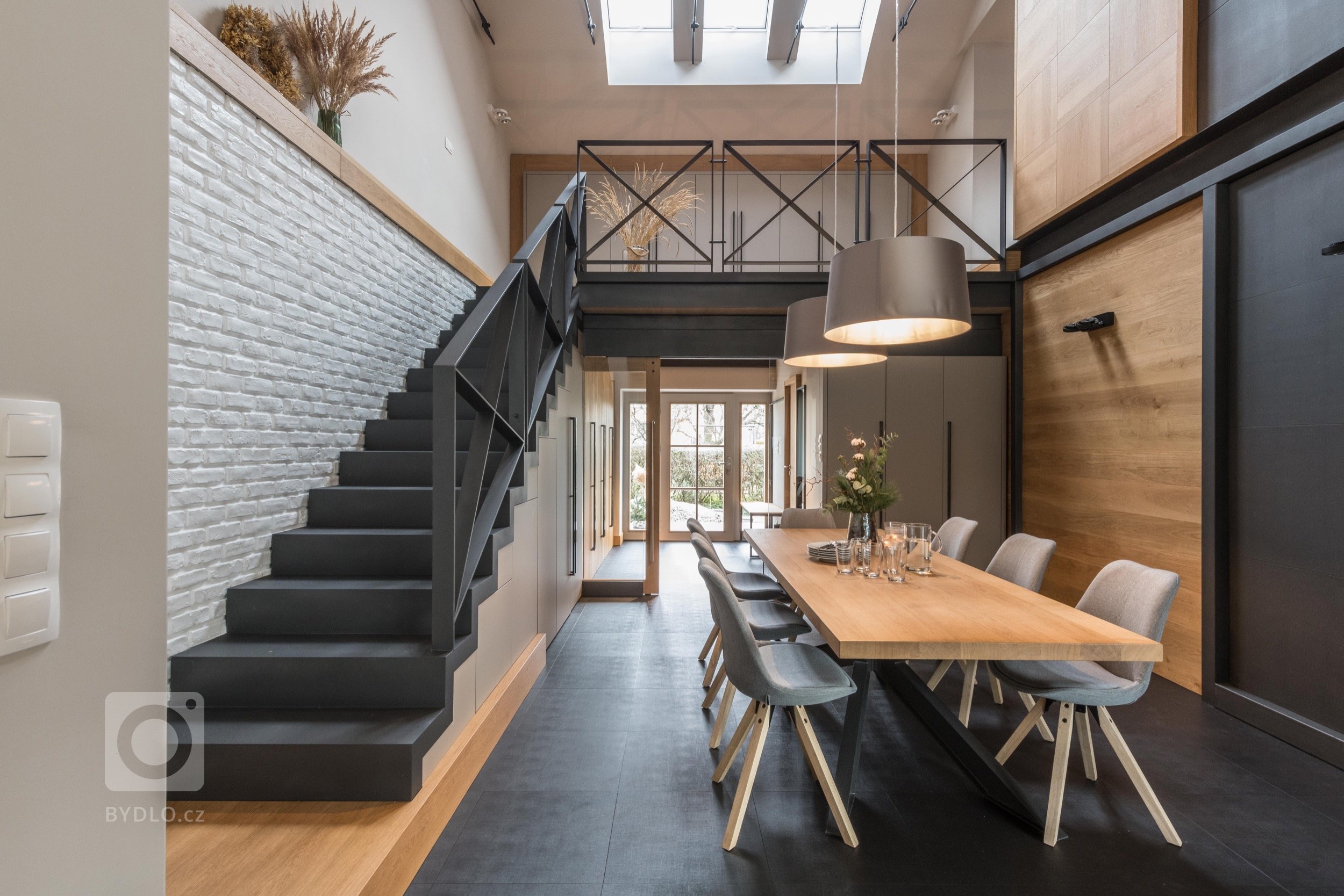 Prarodiče věnovali svůj dům, starý přes 100 let, vnučce. Nadále využívají 2/3 přízemí a polovinu půdy. Druhá polovina půdy a 1/3 domku byla prázdná a…