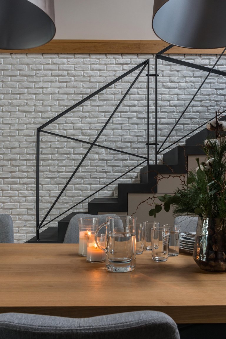 Prarodiče věnovali svůj dům, starý přes 100 let, vnučce. Nadále využívají 2/3 přízemí a polovinu půdy. Druhá polovina půdy a 1/3 domku byla prázdná a…