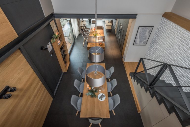 Prarodiče věnovali svůj dům, starý přes 100 let, vnučce. Nadále využívají 2/3 přízemí a polovinu půdy. Druhá polovina půdy a 1/3 domku byla prázdná a…