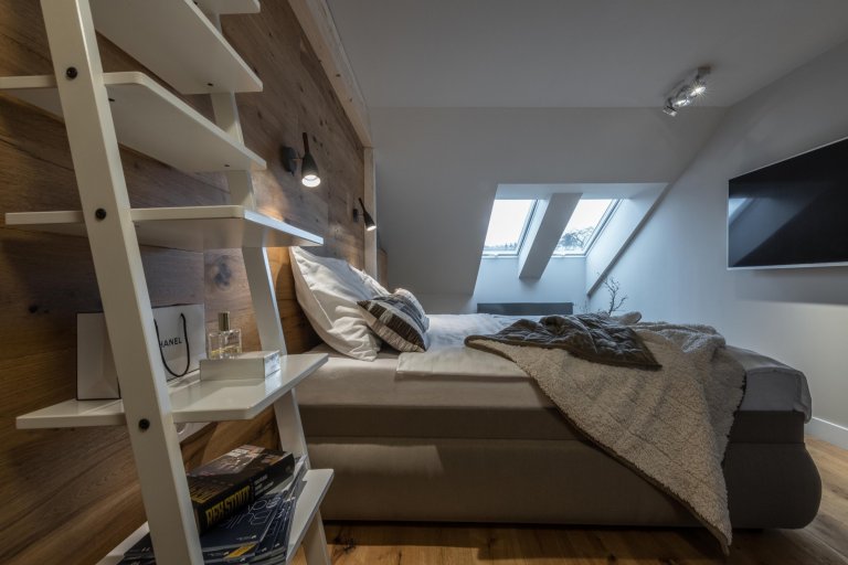 Prarodiče věnovali svůj dům, starý přes 100 let, vnučce. Nadále využívají 2/3 přízemí a polovinu půdy. Druhá polovina půdy a 1/3 domku byla prázdná a…