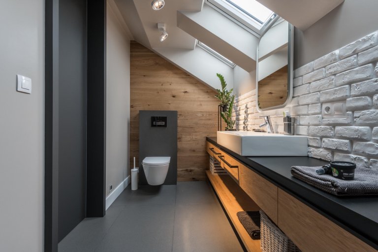 Prarodiče věnovali svůj dům, starý přes 100 let, vnučce. Nadále využívají 2/3 přízemí a polovinu půdy. Druhá polovina půdy a 1/3 domku byla prázdná a…