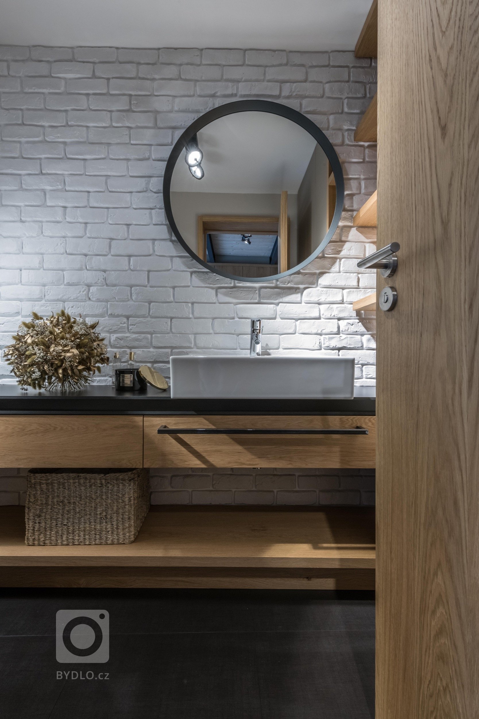 Prarodiče věnovali svůj dům, starý přes 100 let, vnučce. Nadále využívají 2/3 přízemí a polovinu půdy. Druhá polovina půdy a 1/3 domku byla prázdná a…